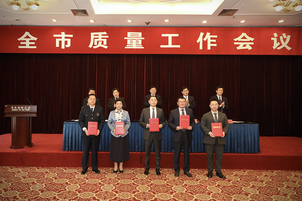 2海大生物集團創(chuàng)始人、董事長單俊偉（右二）上臺領(lǐng)獎.jpg